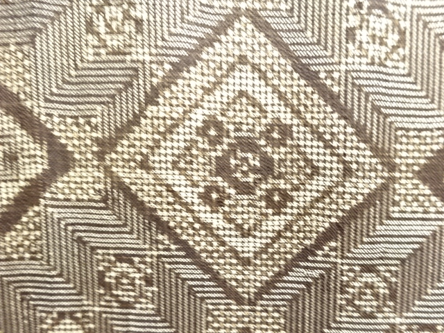 アンティーク　幾何学模様織出し本場泥大島紬着物（龍郷）